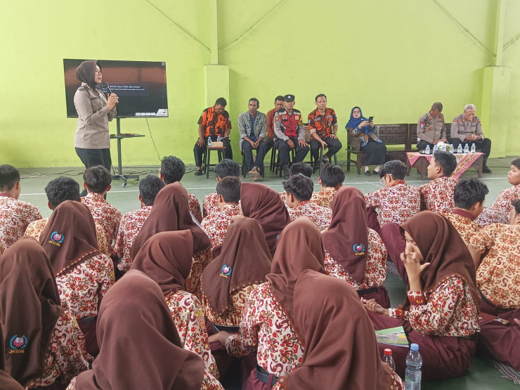 Polisi Beri Edukasi Bahaya Kenakalan Remaja dan Tertib Lalu Lintas di SMAN 1 Krian