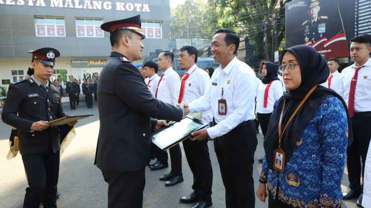 Harlah Pancasila Kapolresta Malang Kota Beri Penghargaan Anggota Berprestasi dan Warga Masyarakat yang Bantu Ungkap TPPO