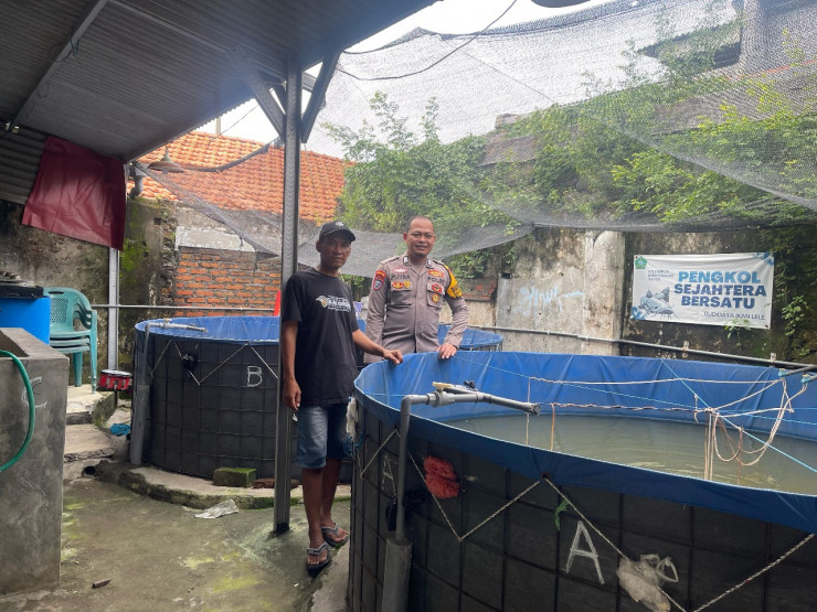 Polresta Sidoarjo | Bhabinkamtibmas Kedung Rejo Apresiasi Inovasi Budidaya Lele Bioflok Warganya